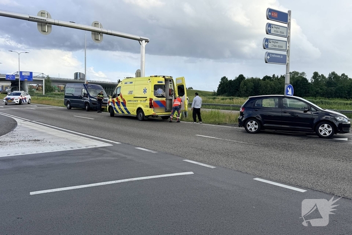 Ongeval met twee auto's op drukke weg