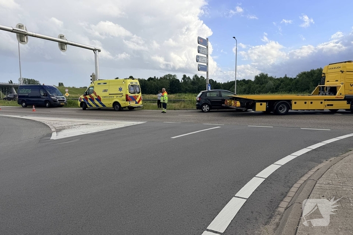 Ongeval met twee auto's op drukke weg