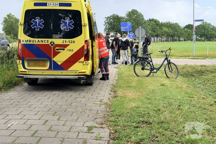 Scooter botst op fietser op fietspad