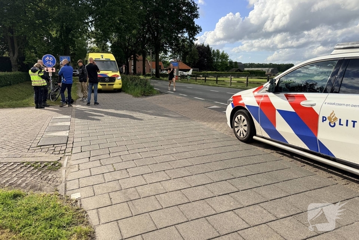 Scooter botst op fietser op fietspad
