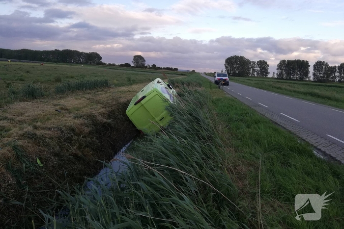 Bus vliegt uit de bocht en belandt in sloot