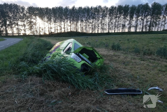 Bus vliegt uit de bocht en belandt in sloot