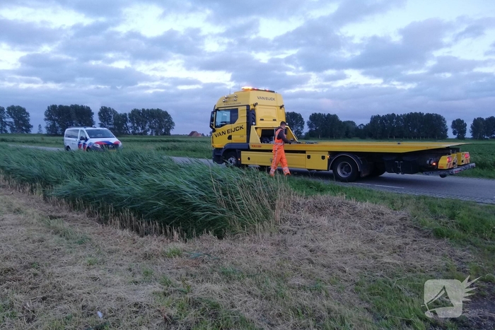 Bus vliegt uit de bocht en belandt in sloot