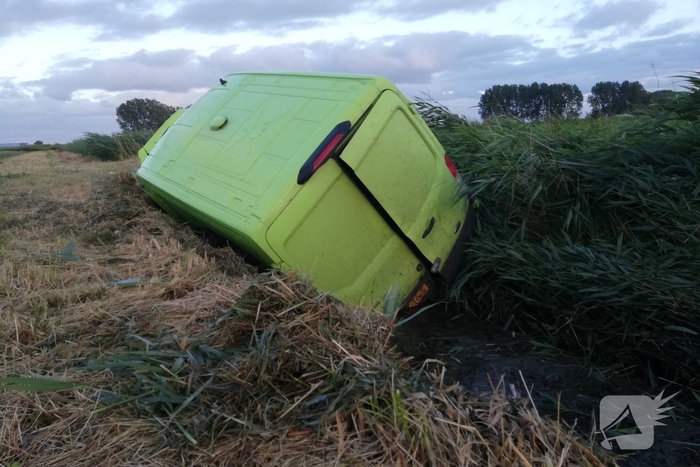 Bus vliegt uit de bocht en belandt in sloot