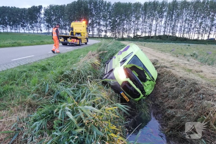 Bus vliegt uit de bocht en belandt in sloot