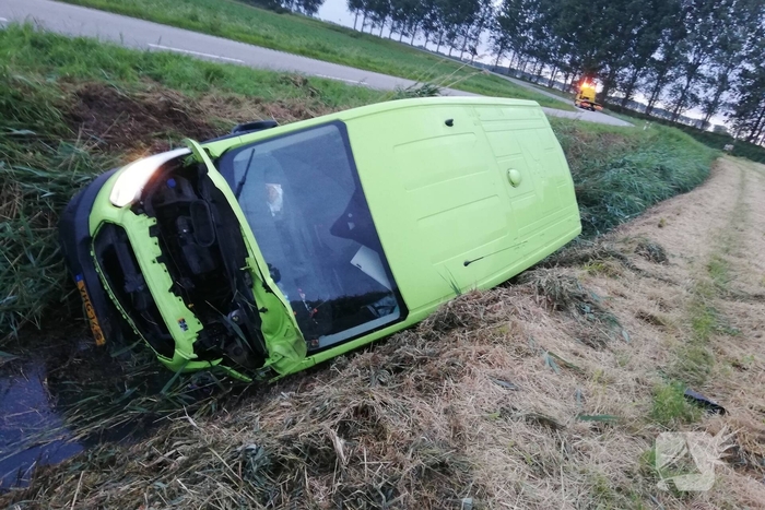 Bus vliegt uit de bocht en belandt in sloot