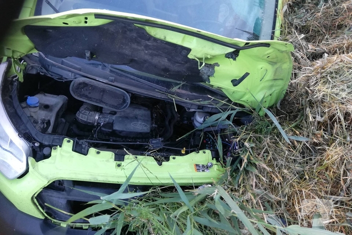 Bus vliegt uit de bocht en belandt in sloot
