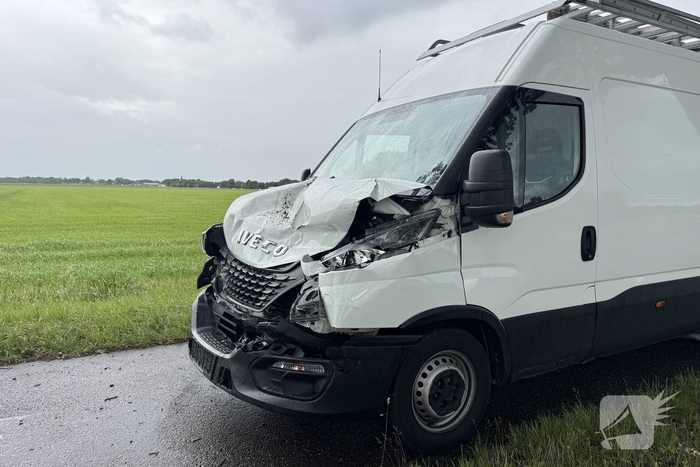 Bestelbus botst op vrachtwagen