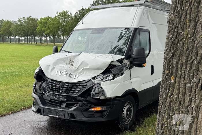Bestelbus botst op vrachtwagen
