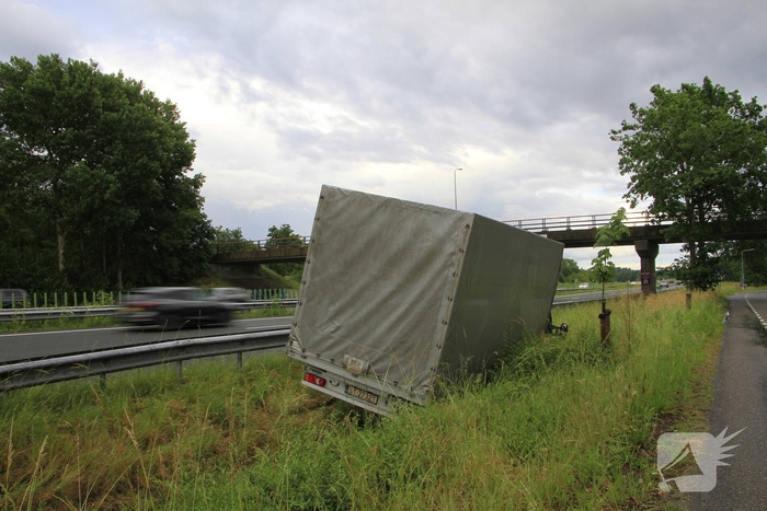 Bakwagen belandt in sloot na uit de bocht vliegen
