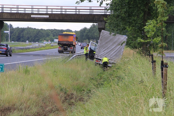 Bakwagen belandt in sloot na uit de bocht vliegen