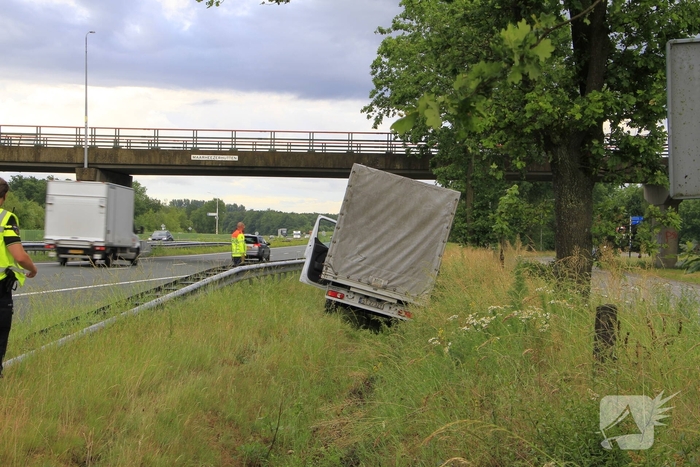 Bakwagen belandt in sloot na uit de bocht vliegen