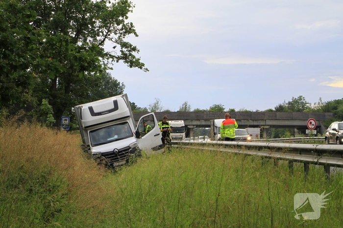 Bakwagen belandt in sloot na uit de bocht vliegen