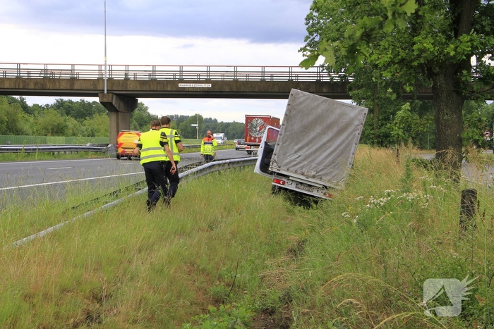 Bakwagen belandt in sloot na uit de bocht vliegen