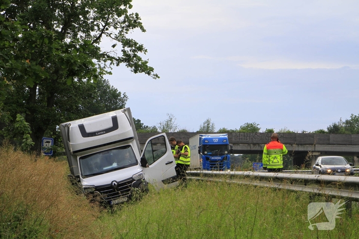 Bakwagen belandt in sloot na uit de bocht vliegen