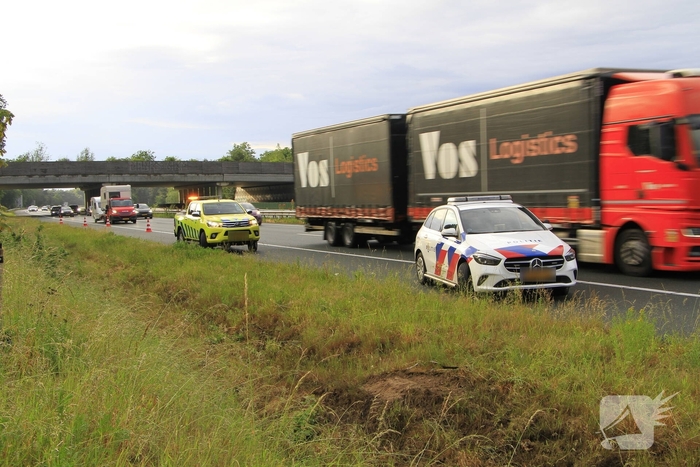 Bakwagen belandt in sloot na uit de bocht vliegen