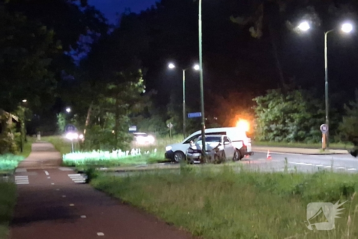 Automobilist knalt tegen lantaarnpaal