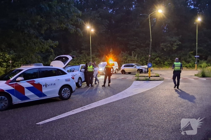 Automobilist knalt tegen lantaarnpaal