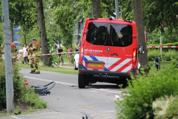 Zware aanrijding met brandweerbusje leidt tot meerdere gewonden