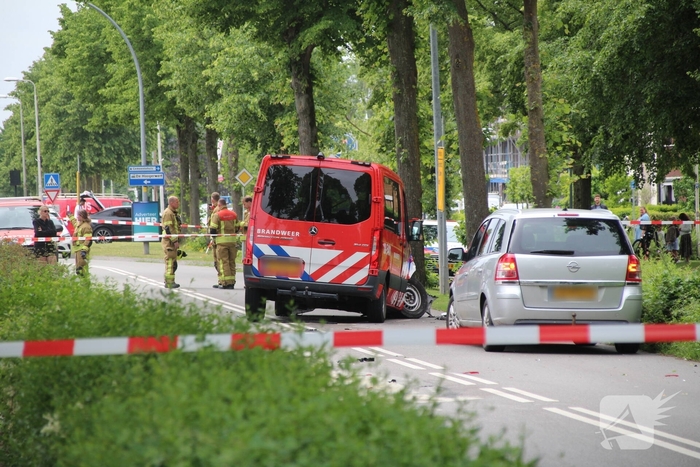 Zware aanrijding met brandweerbusje leidt tot meerdere gewonden