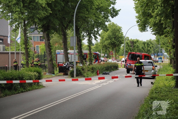 Zware aanrijding met brandweerbusje leidt tot meerdere gewonden