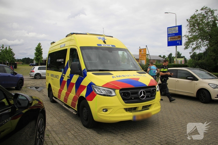 Kop-staartbotsing met lichtgewonde vrouw