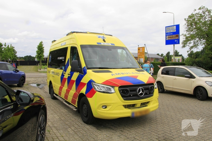 Kop-staartbotsing met lichtgewonde vrouw