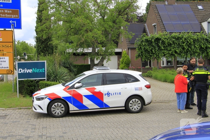 Kop-staartbotsing met lichtgewonde vrouw