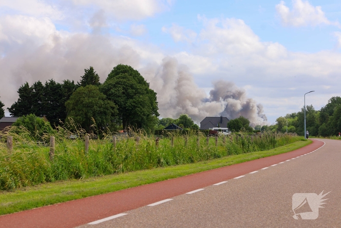 Grote rookontwikkeling en mogelijke explosie bij brand