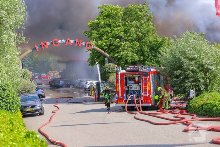 Grote rookontwikkeling en mogelijke explosie bij brand