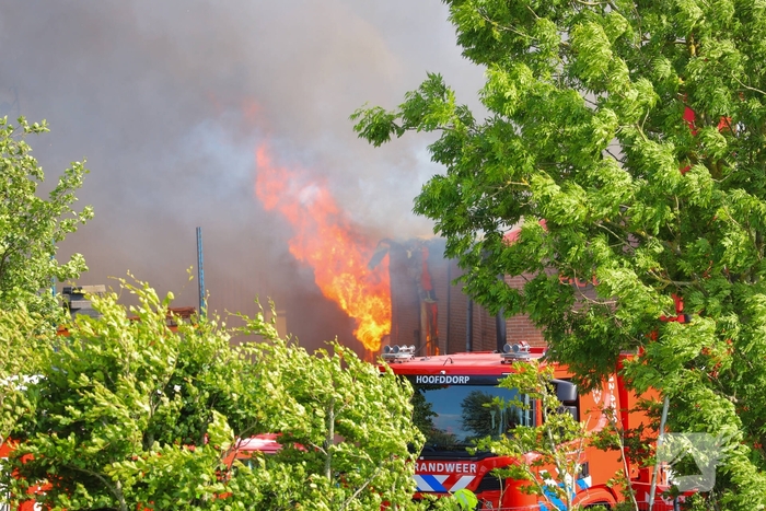 Grote rookontwikkeling en mogelijke explosie bij brand