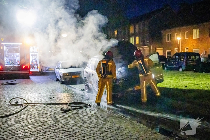 Auto volledig afgebrand door vermoedelijke brandstichting