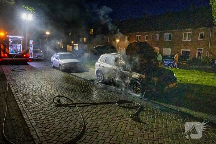 Auto volledig afgebrand door vermoedelijke brandstichting