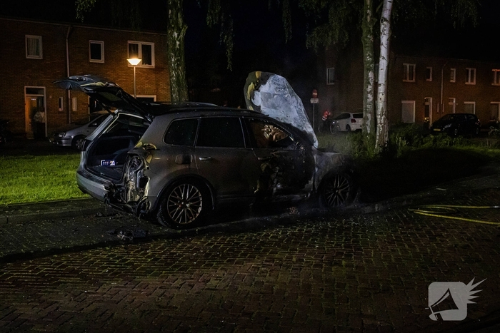 Auto volledig afgebrand door vermoedelijke brandstichting