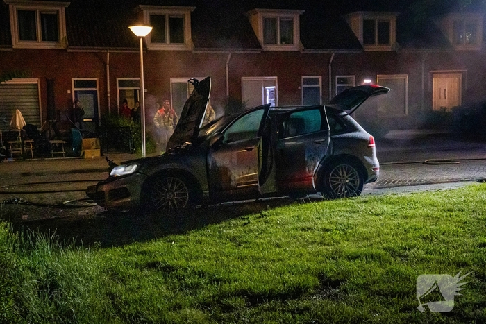 Auto volledig afgebrand door vermoedelijke brandstichting