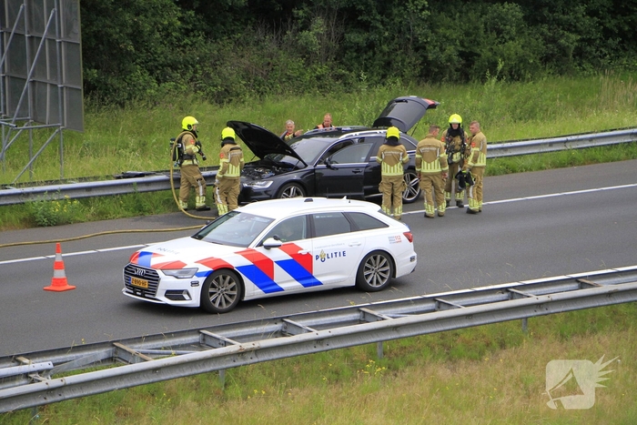 Brand in dashboard van auto op snelweg