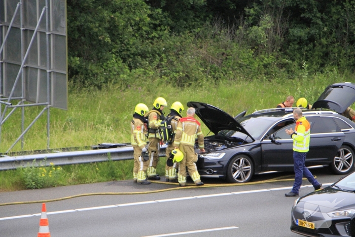 Brand in dashboard van auto op snelweg