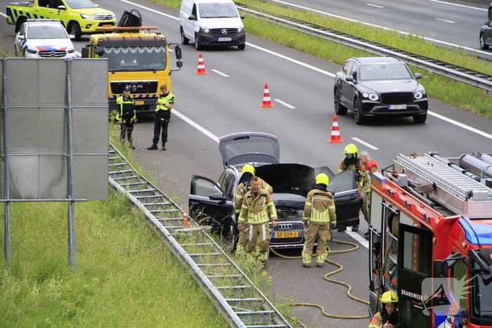 Brand in dashboard van auto op snelweg