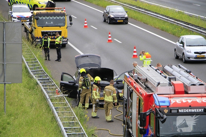Brand in dashboard van auto op snelweg