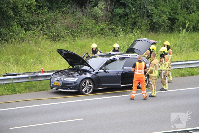 Brand in dashboard van auto op snelweg