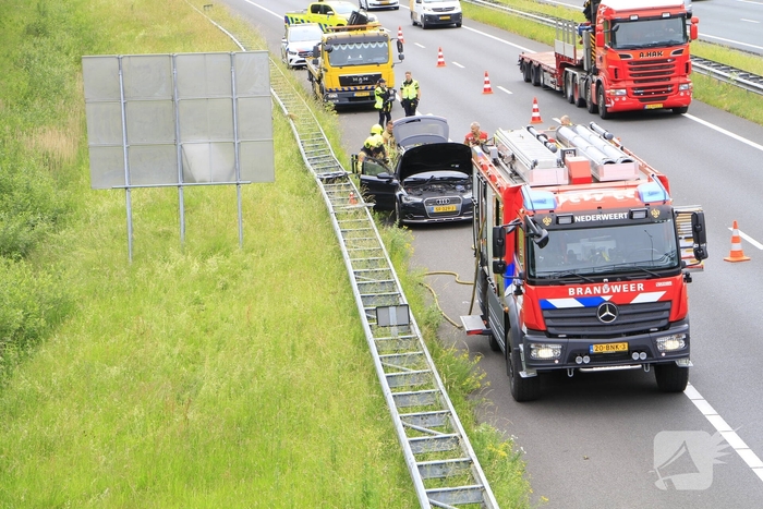 Brand in dashboard van auto op snelweg