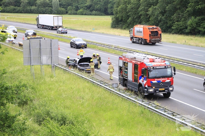 Brand in dashboard van auto op snelweg