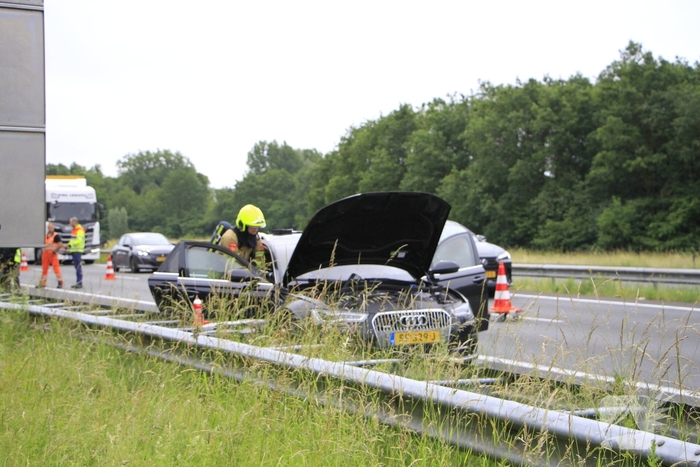 Brand in dashboard van auto op snelweg