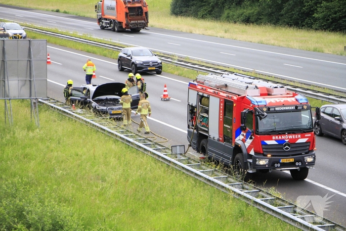 Brand in dashboard van auto op snelweg