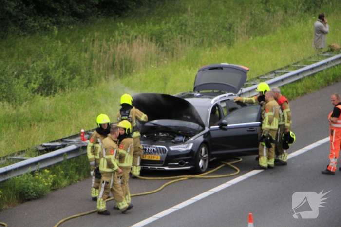 Brand in dashboard van auto op snelweg
