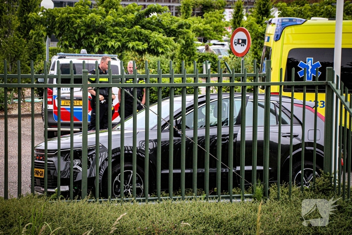 Auto botst tegen hek op terrein intratuin