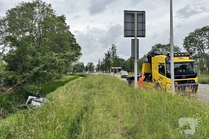 Voertuig te water na botsing