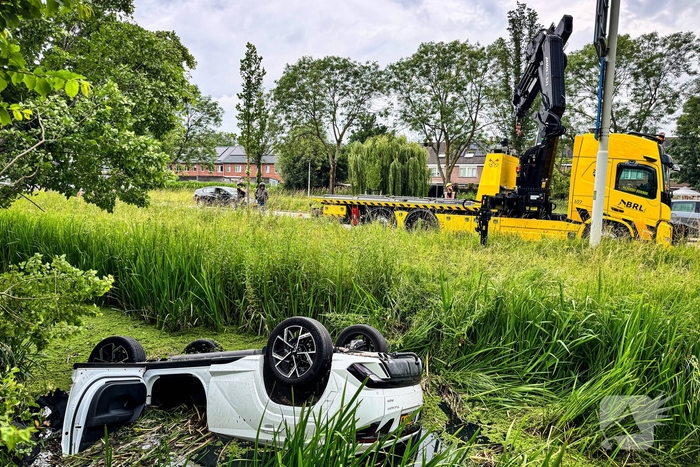 Voertuig te water na botsing