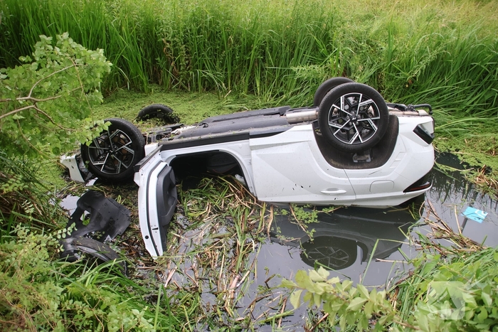 Voertuig te water na botsing