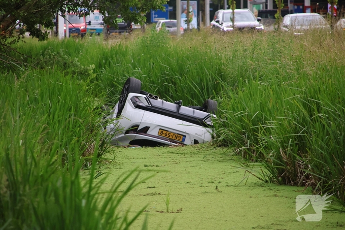 Voertuig te water na botsing